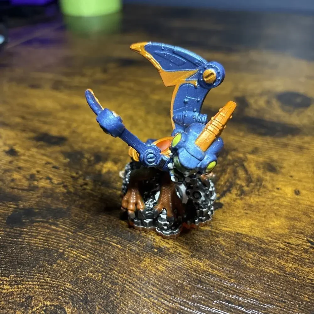 Lightcore Drobot Figure – Skylanders Giants